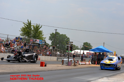 Chuck Loftin - 'Motivation' (near lane) vs 
Chase Copeland - 'Copeland Chassis' (far lane)